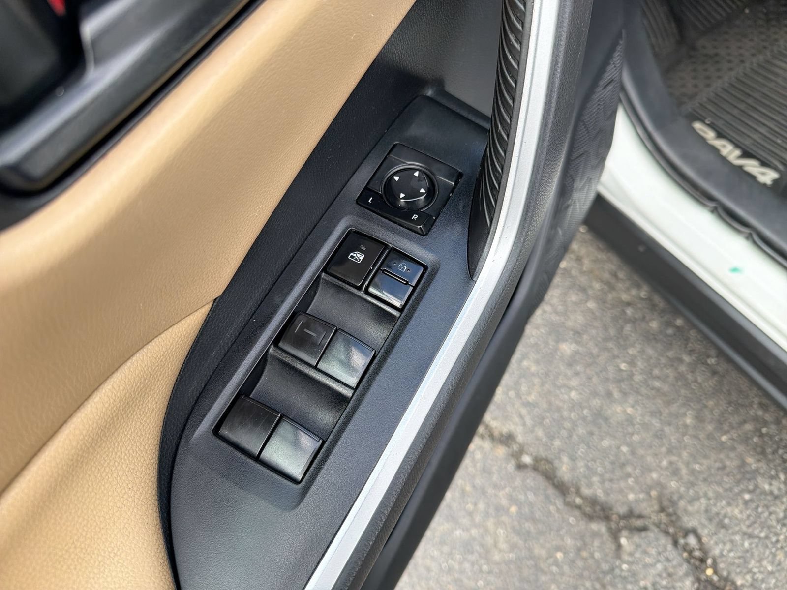 Thumbnail: 2019 Toyota RAV4 - 29