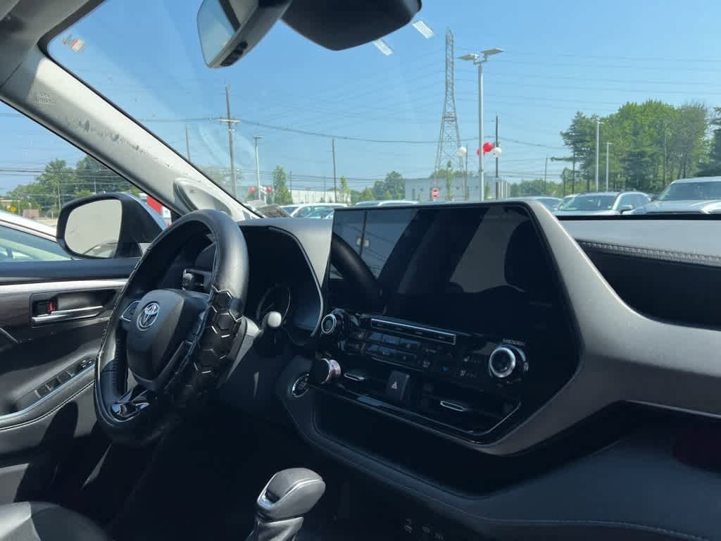 Thumbnail: 2022 Toyota Highlander - 17