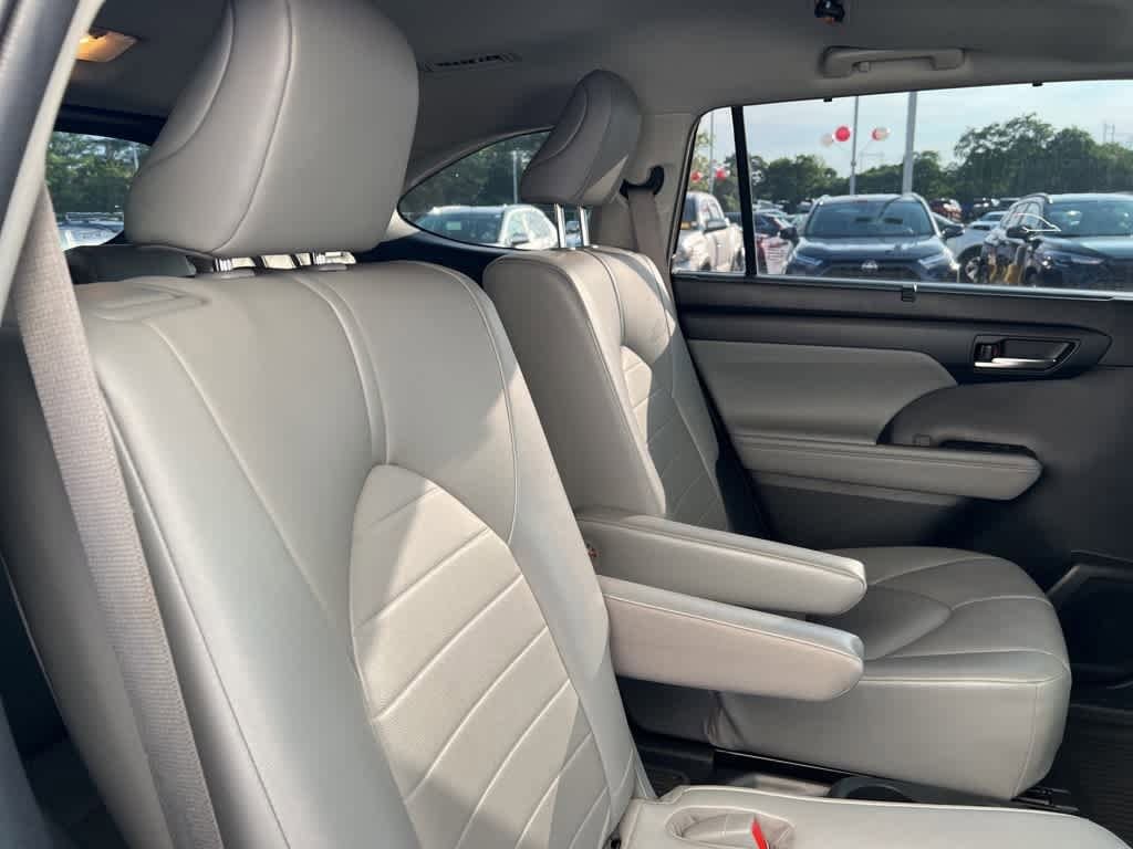 Thumbnail: 2021 Toyota Highlander - 17