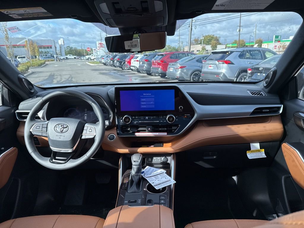 Thumbnail: 2025 Toyota Highlander - 17