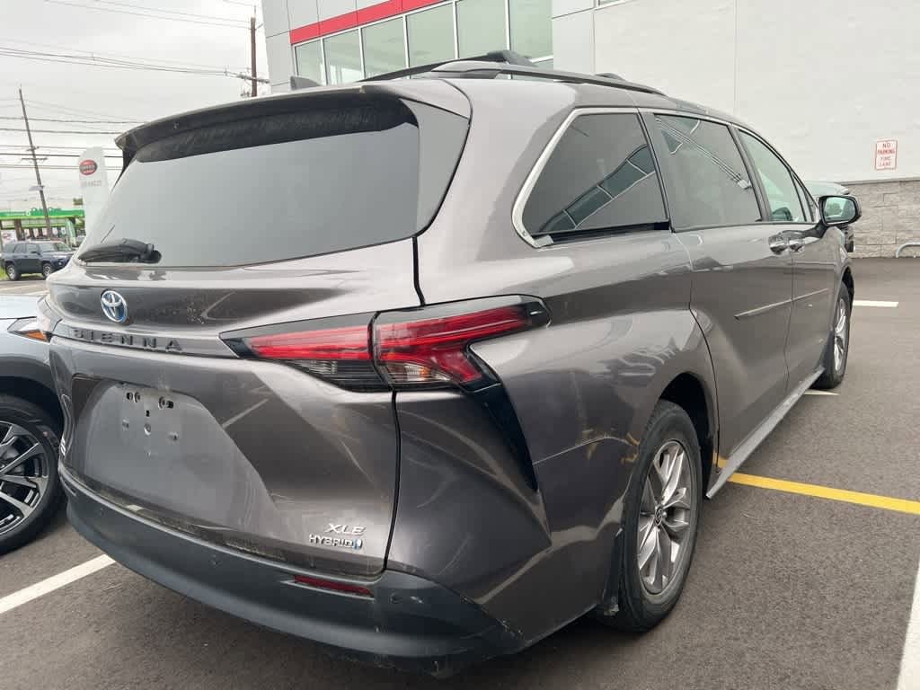 2021 Toyota Sienna XLE 3