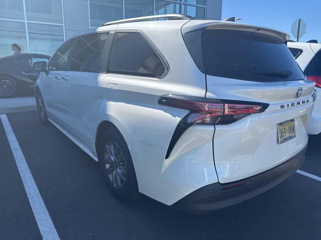 2021 Toyota Sienna XLE photo 4