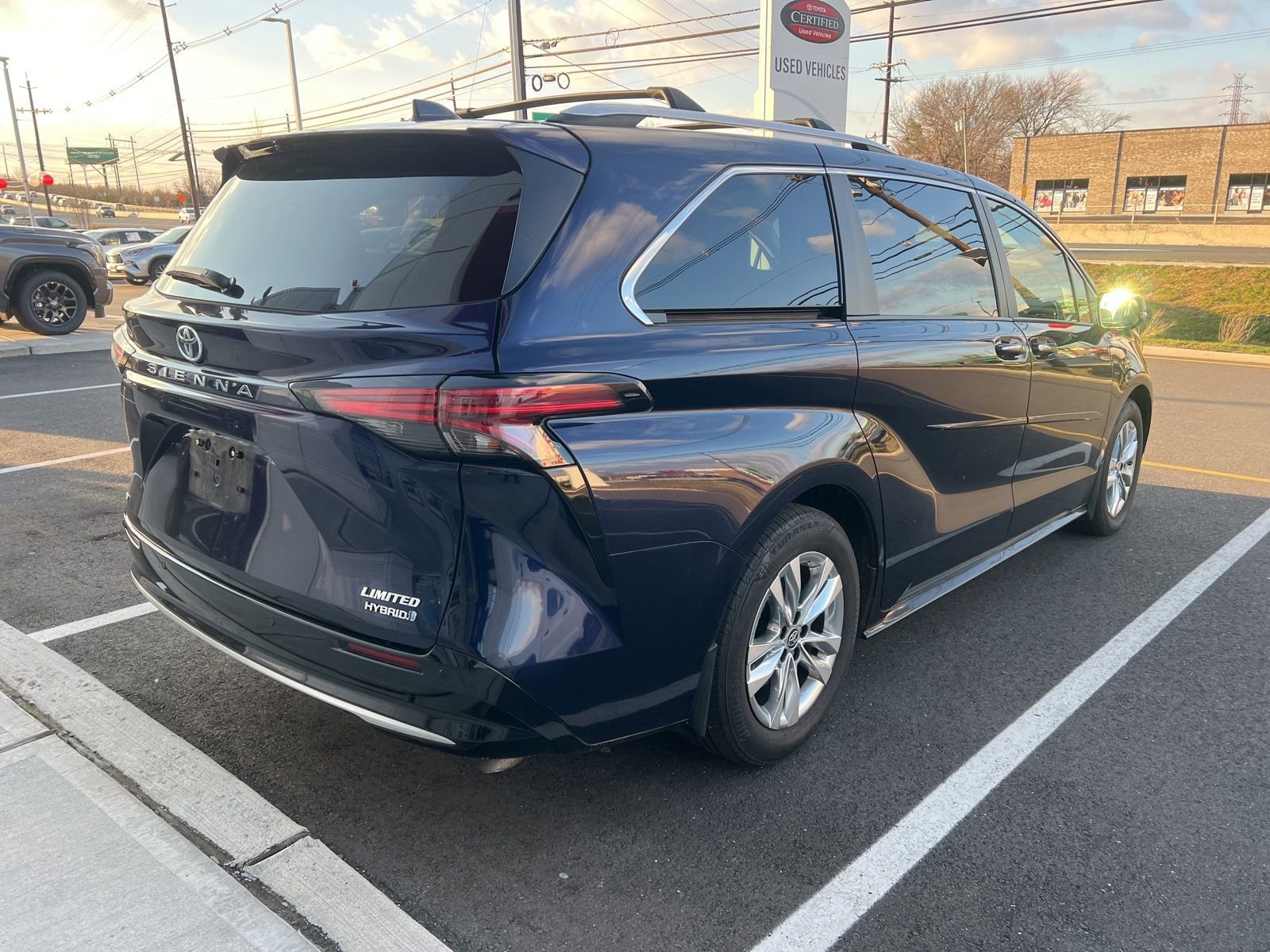 Thumbnail: 2023 Toyota Sienna - 3