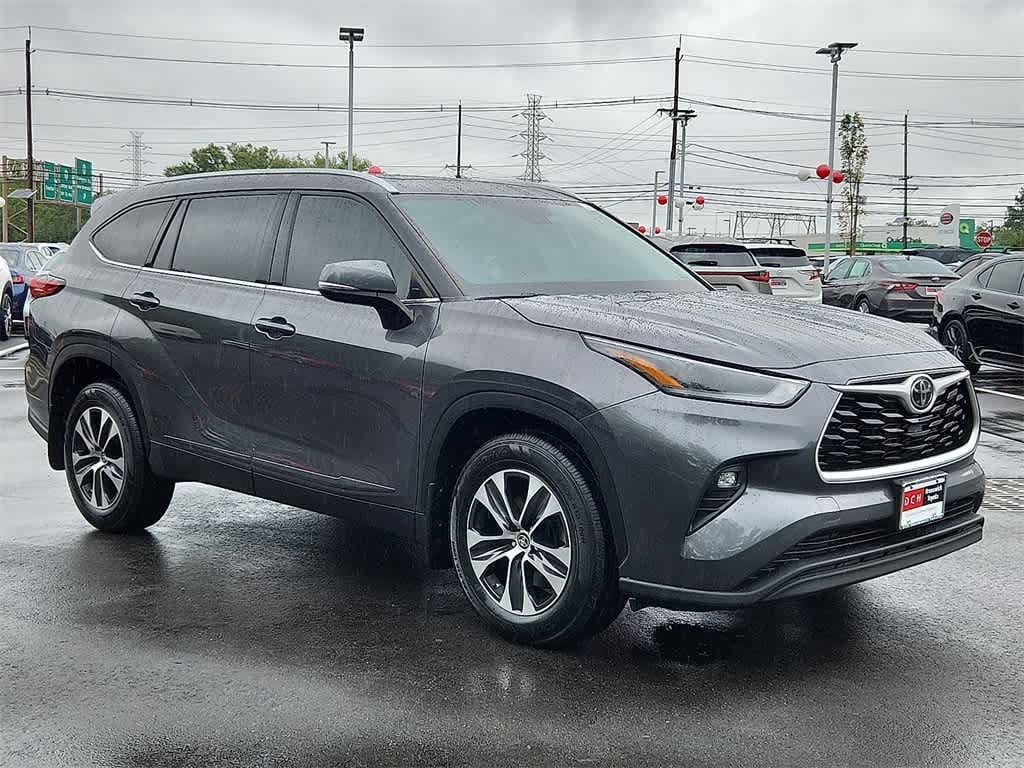 Thumbnail: 2021 Toyota Highlander - 3