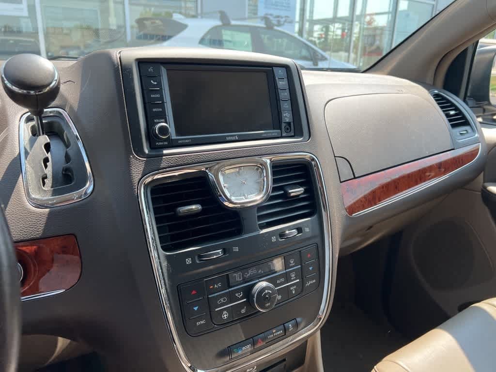 Thumbnail: 2015 Chrysler Town & Country - 20