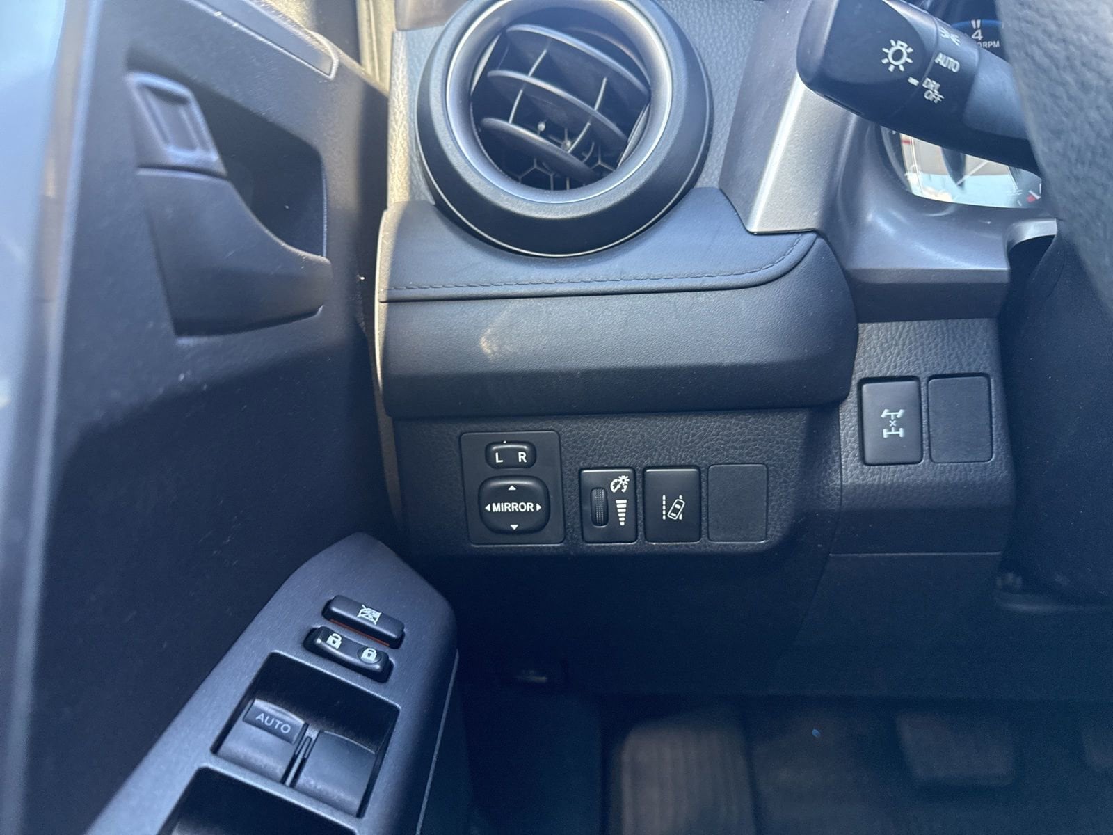 Thumbnail: 2018 Toyota RAV4 - 31