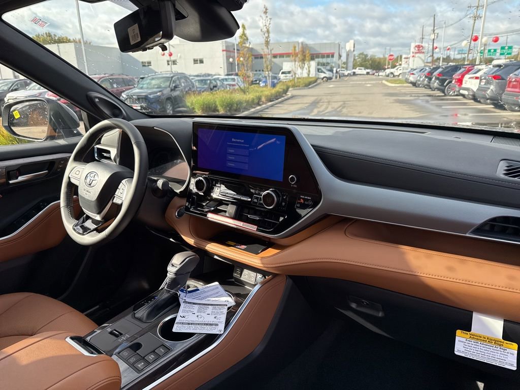 Thumbnail: 2025 Toyota Highlander - 13