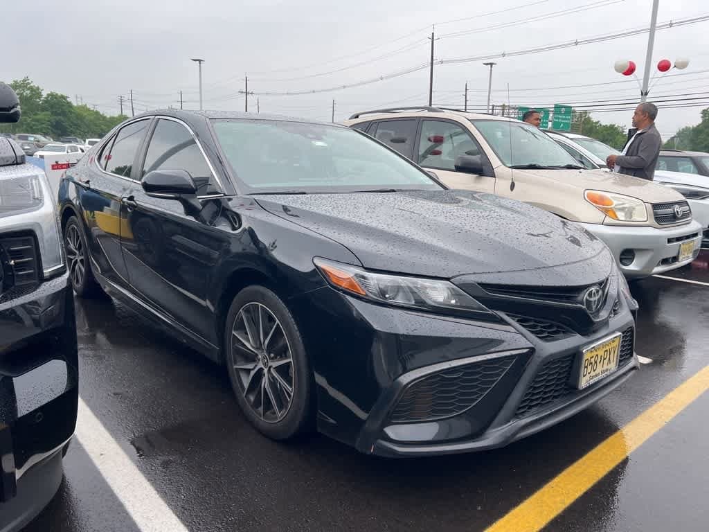 2022 Toyota Camry SE 2