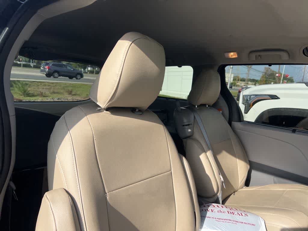 Thumbnail: 2020 Toyota Sienna - 14