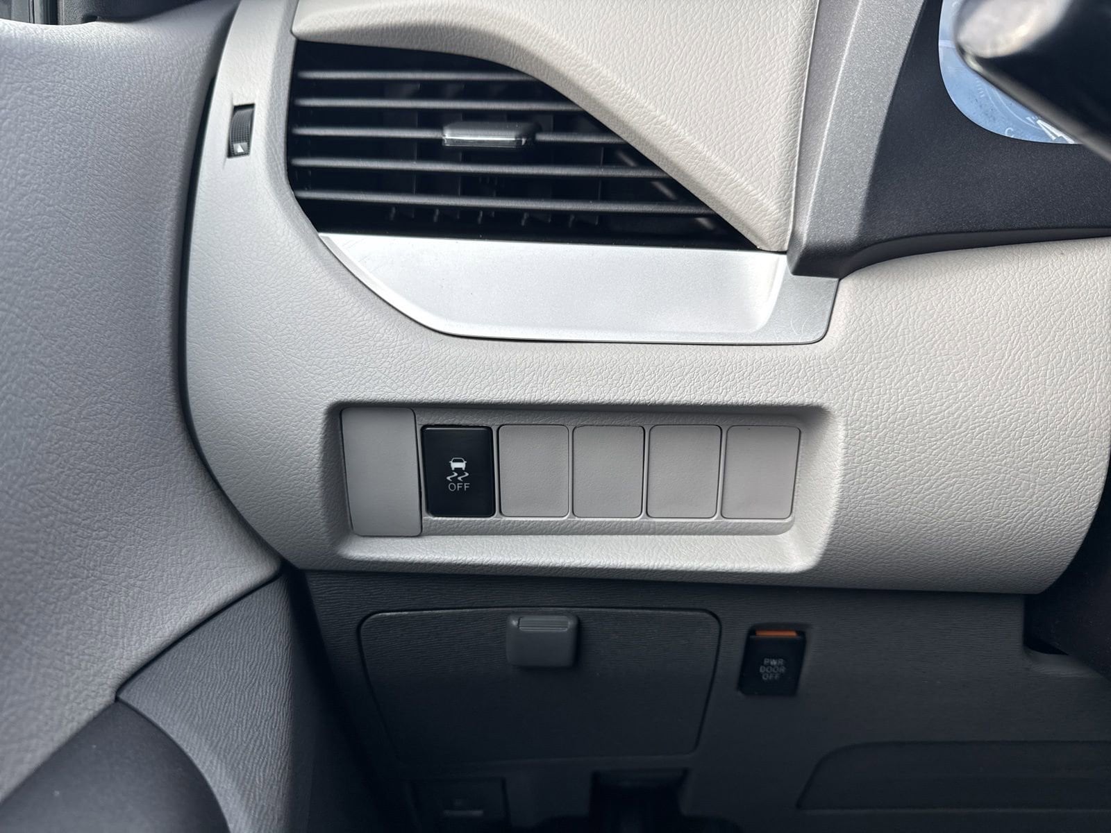 Thumbnail: 2018 Toyota Sienna - 33