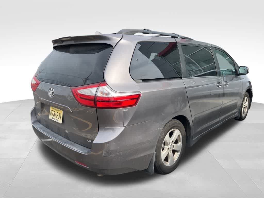 Thumbnail: 2018 Toyota Sienna - 3