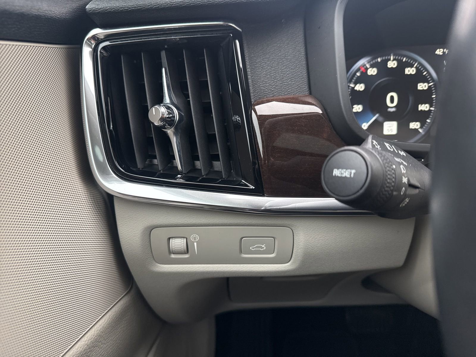 Thumbnail: 2017 Volvo S90 - 32