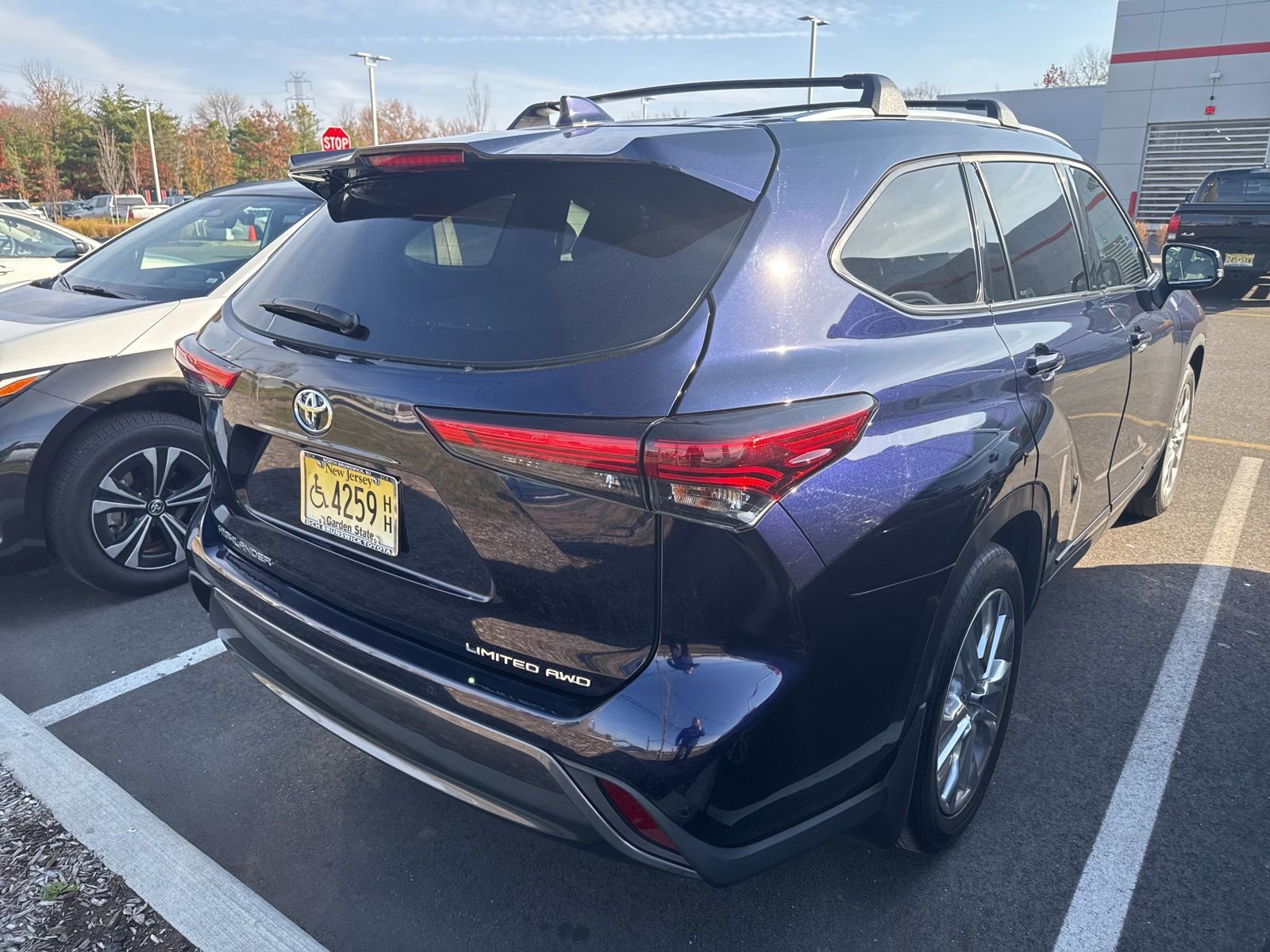 2023 Toyota Highlander L photo 3