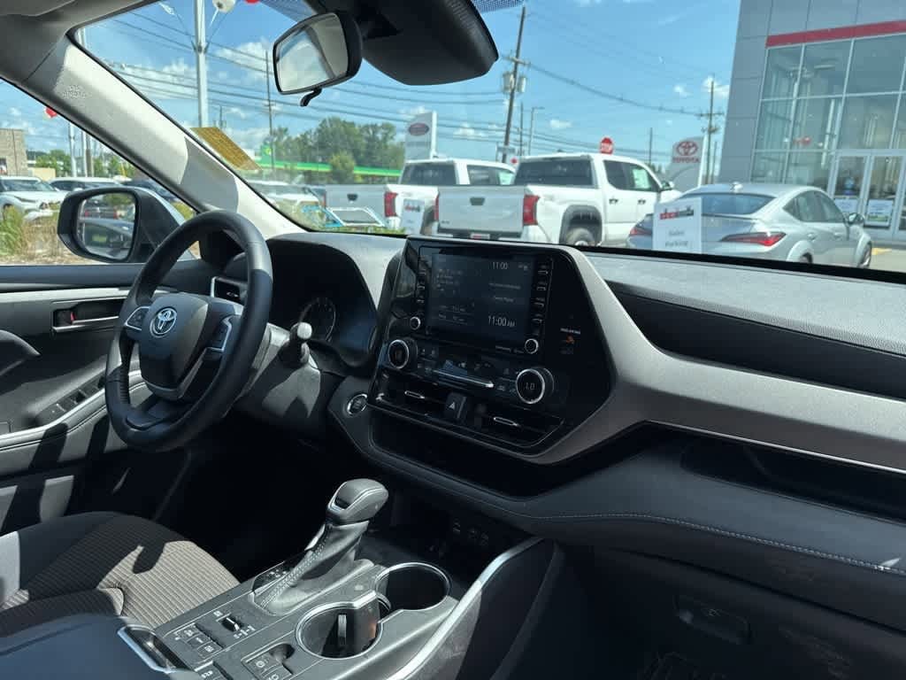 Thumbnail: 2022 Toyota Highlander - 17
