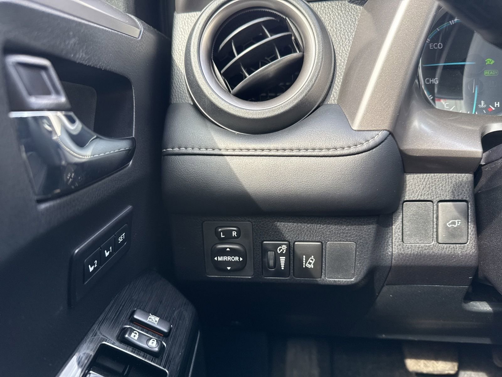 Thumbnail: 2018 Toyota RAV4 - 31