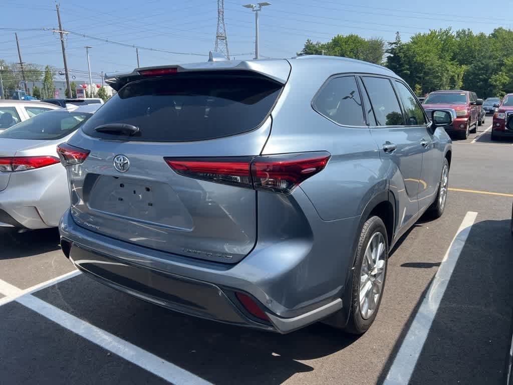 Thumbnail: 2022 Toyota Highlander - 3