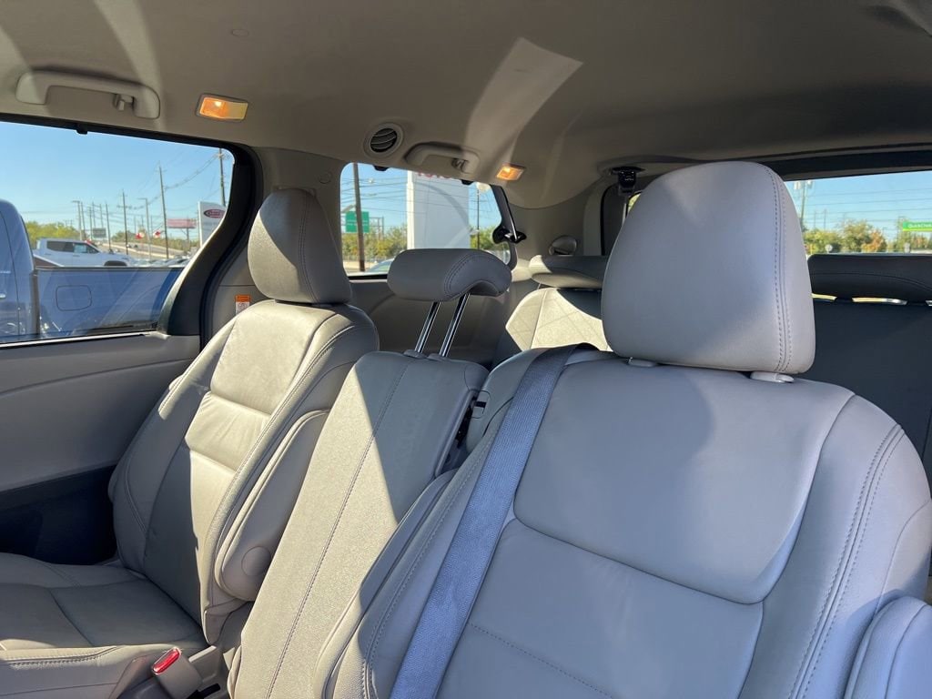 Thumbnail: 2016 Toyota Sienna - 16