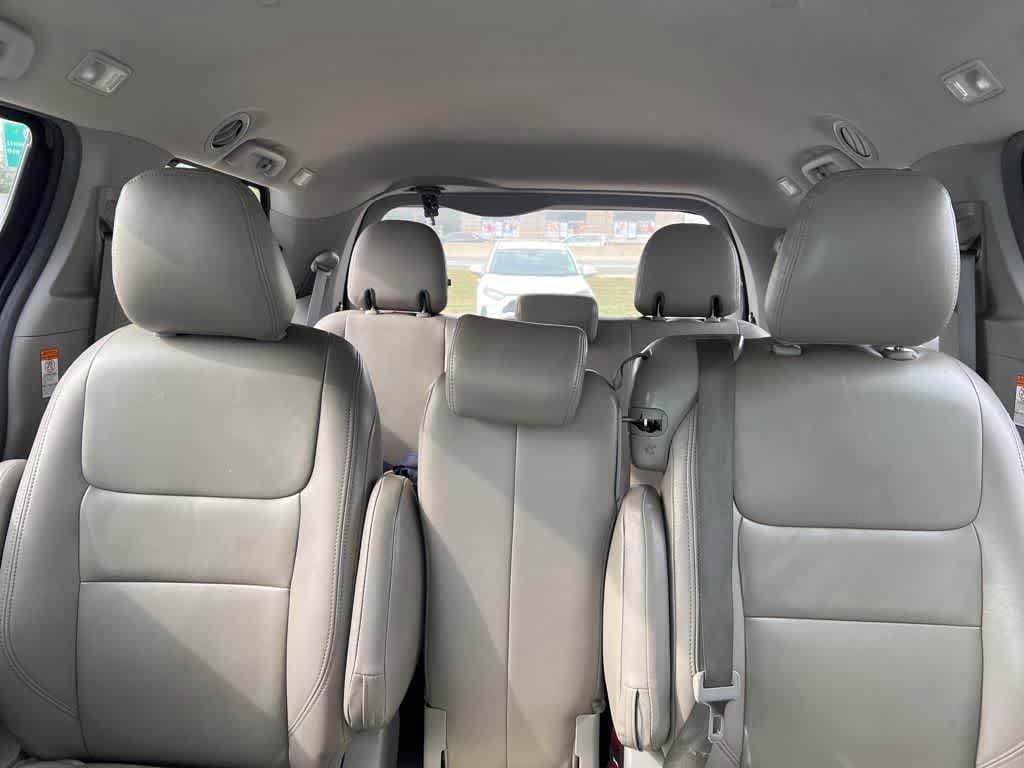Thumbnail: 2018 Toyota Sienna - 19