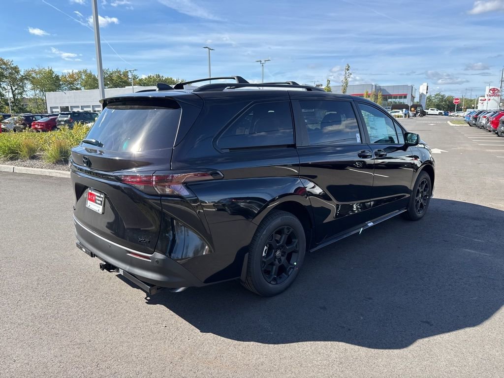 2025 Toyota Sienna Woodland Edition photo 3