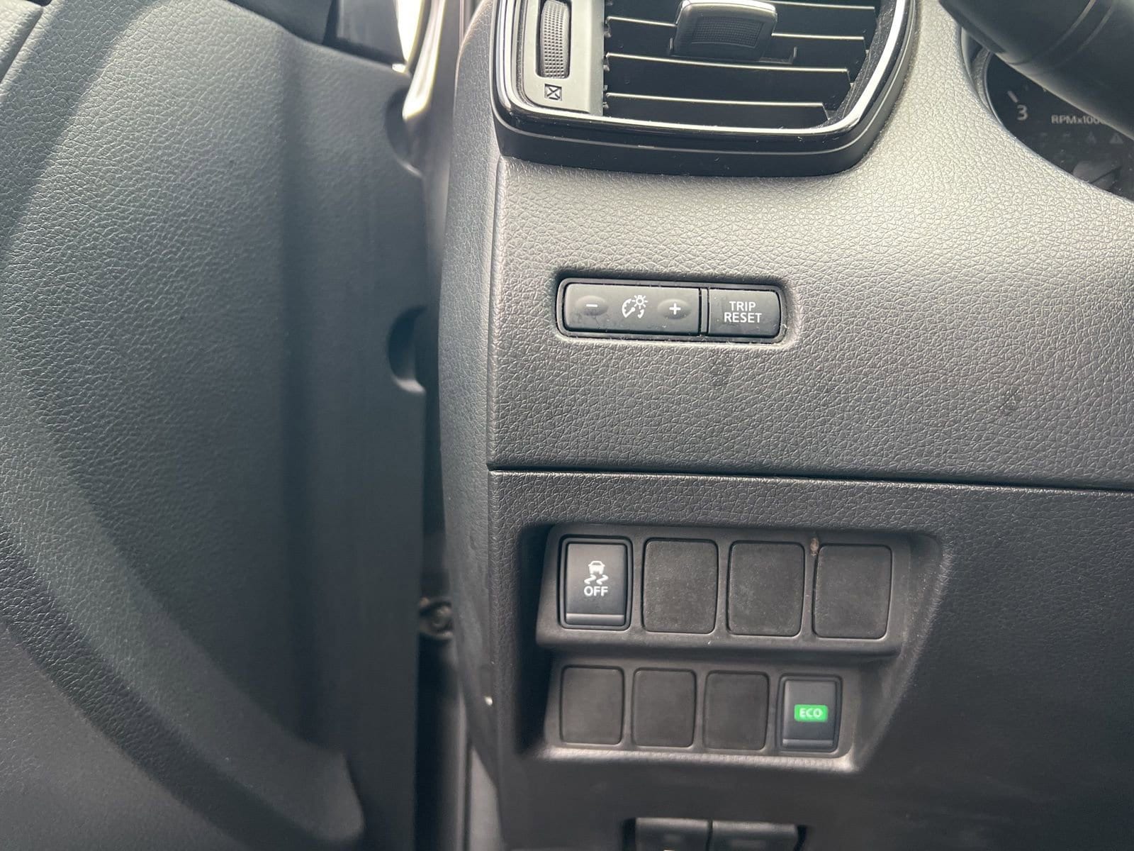 Thumbnail: 2017 Nissan Rogue Sport - 19