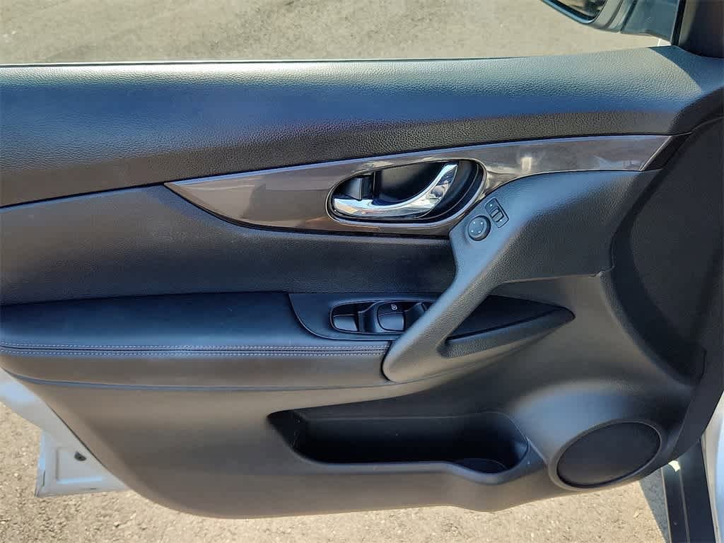 Thumbnail: 2018 Nissan Rogue - 18