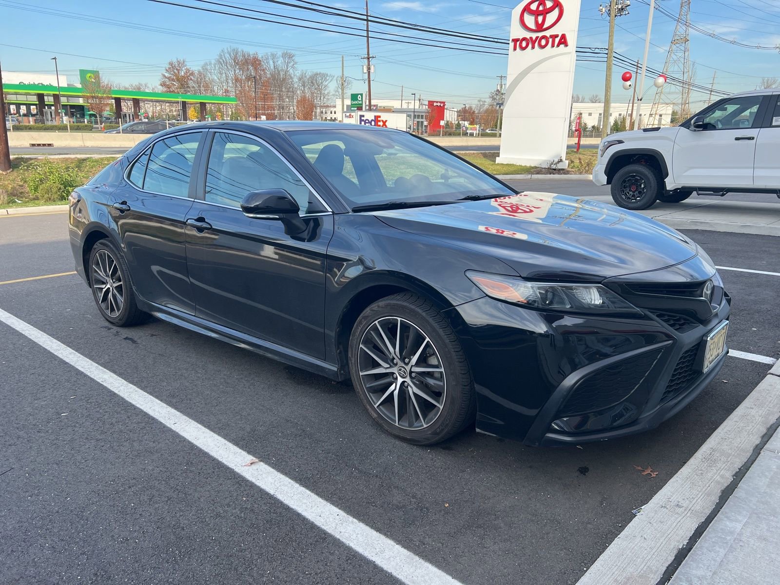 2022 Toyota Camry SE photo 2