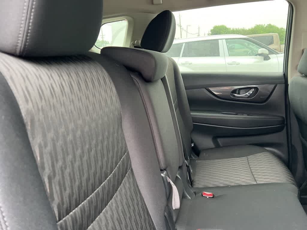 2019 Nissan Rogue SV 17
