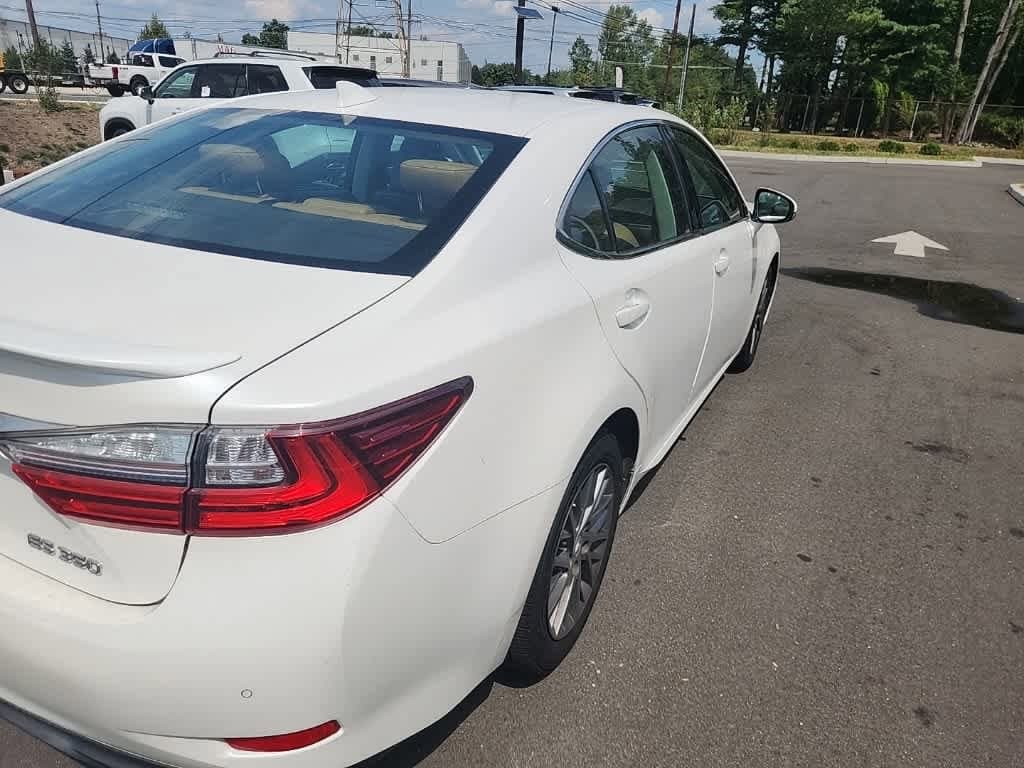 Thumbnail: 2018 Lexus ES - 3