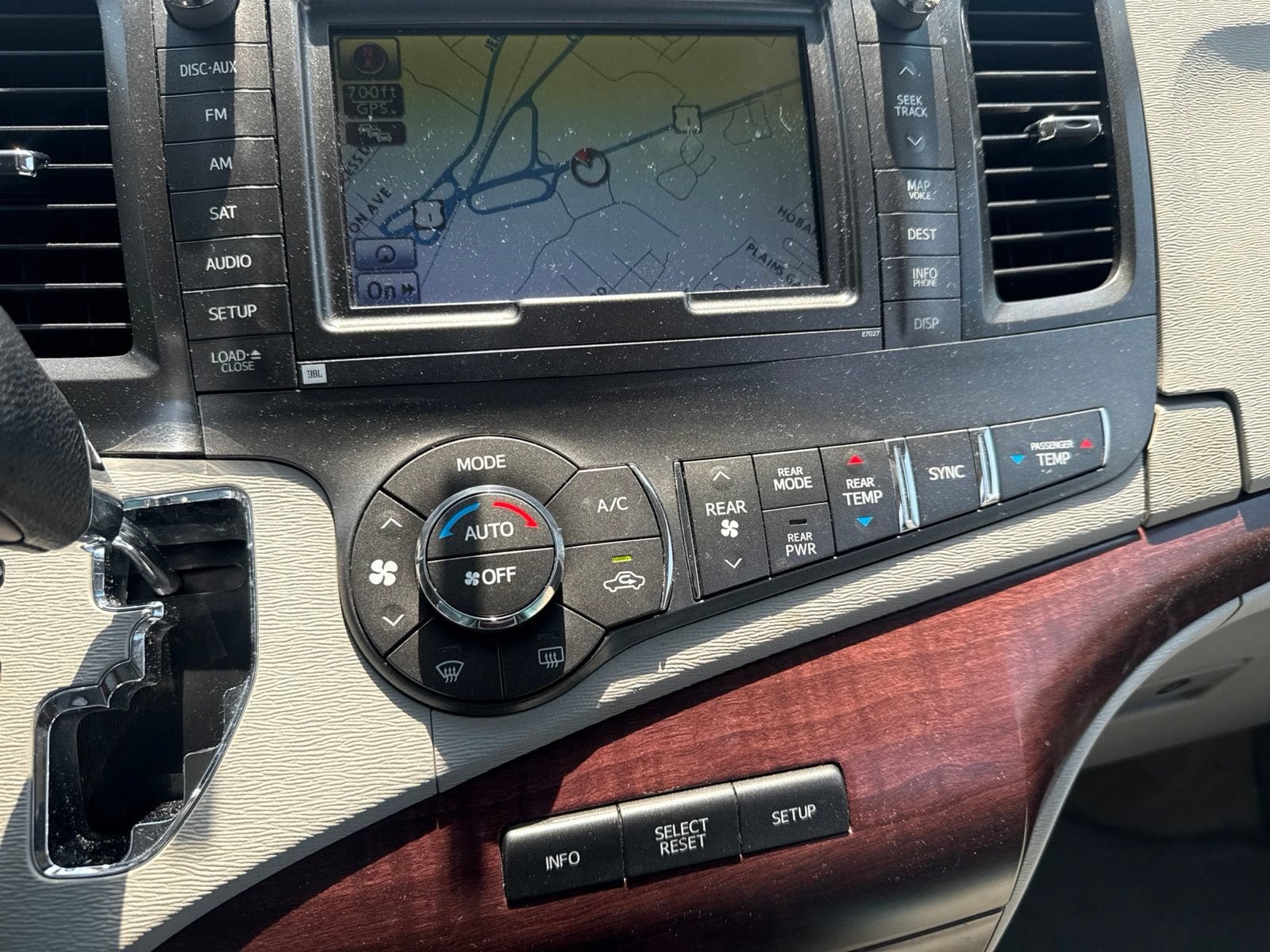 Thumbnail: 2012 Toyota Sienna - 26