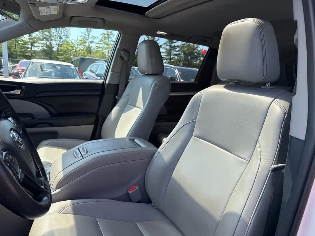 Thumbnail: 2019 Toyota Highlander - 16
