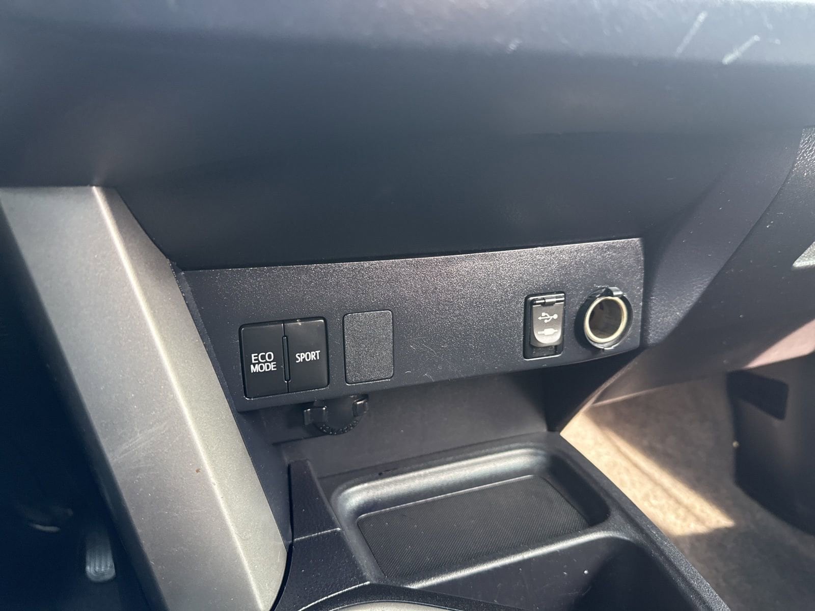 Thumbnail: 2017 Toyota RAV4 - 28