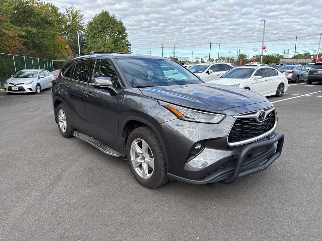 Thumbnail: 2022 Toyota Highlander - 3