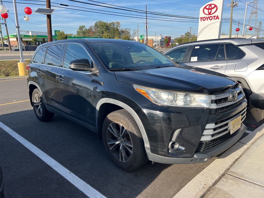 2019 Toyota Highlander LE photo 2