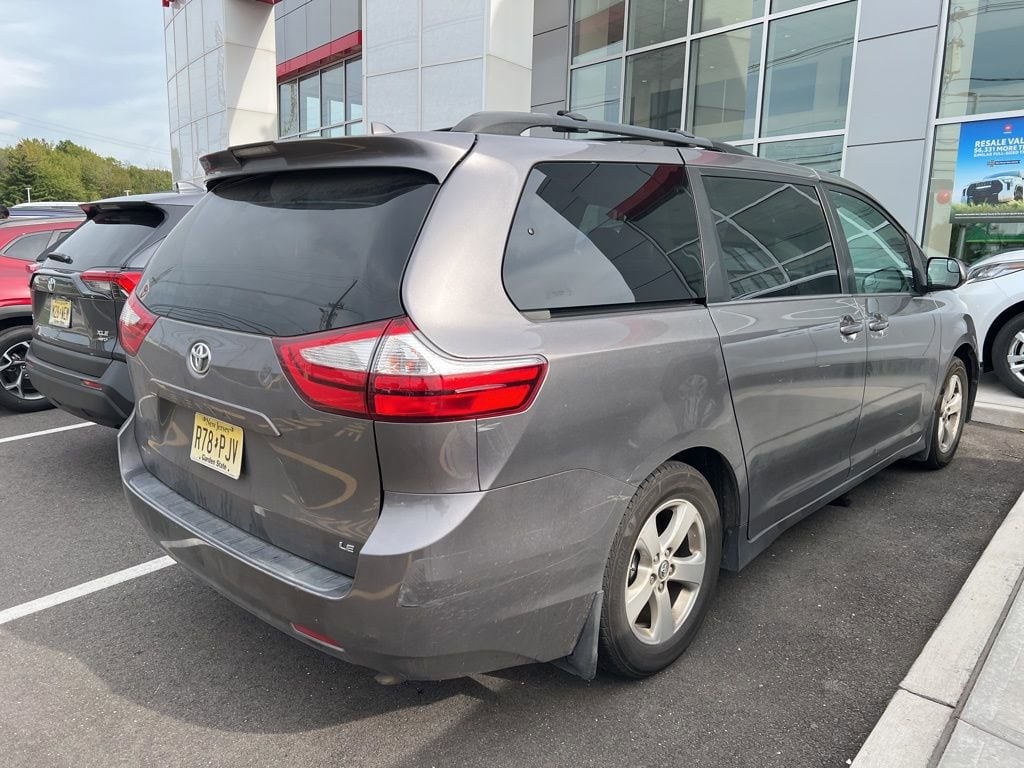 Thumbnail: 2018 Toyota Sienna - 3