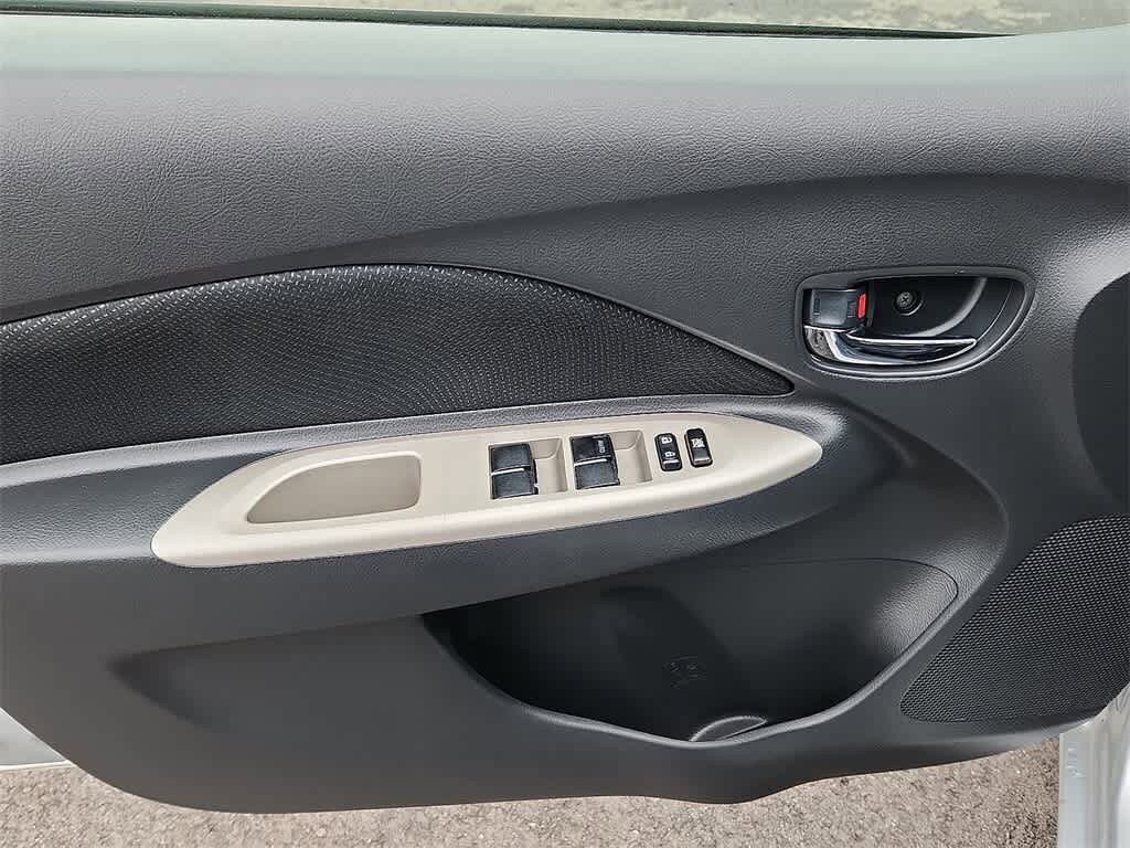 Thumbnail: 2010 Toyota Yaris - 18