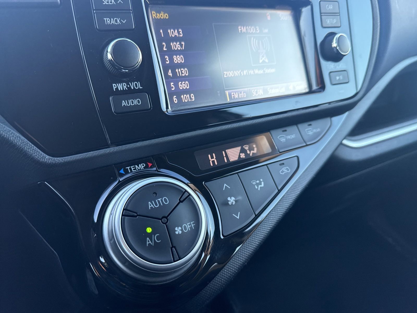 Thumbnail: 2015 Toyota Prius c - 28