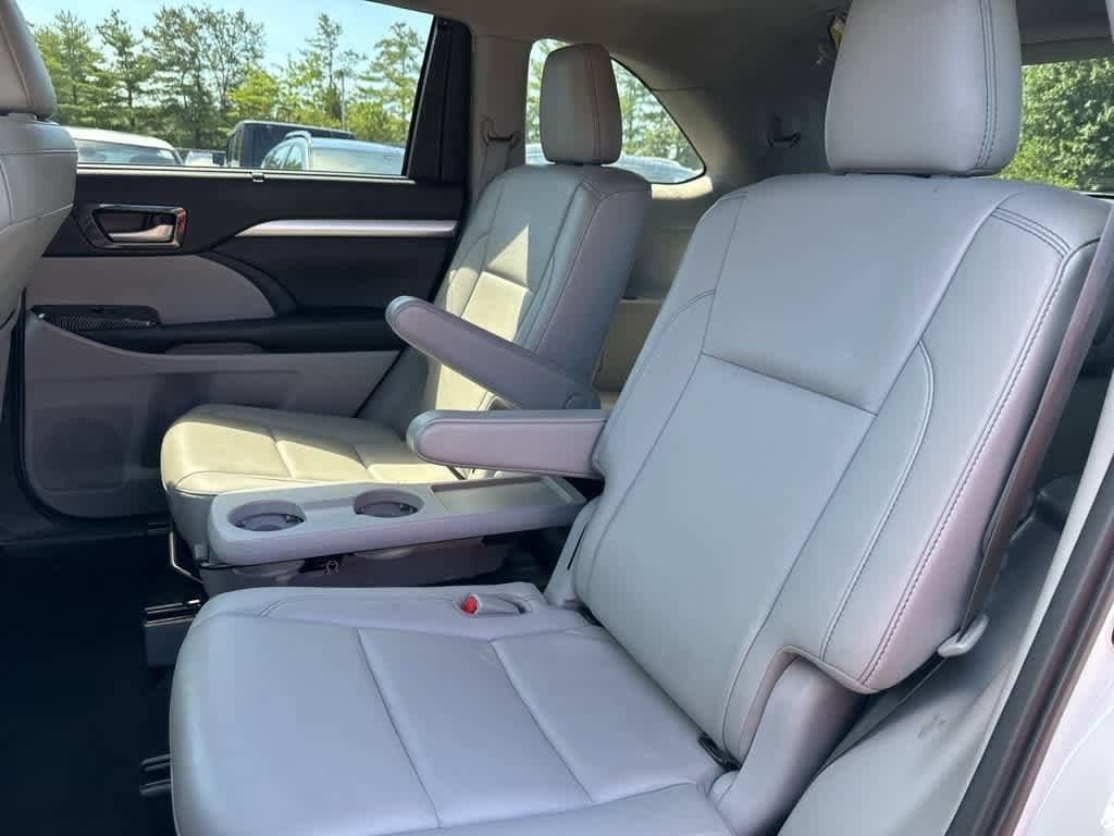 Thumbnail: 2019 Toyota Highlander - 17