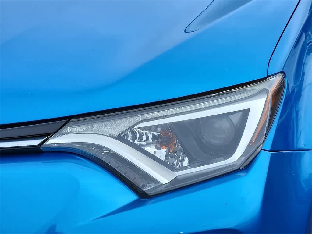 Thumbnail: 2017 Toyota RAV4 - 15
