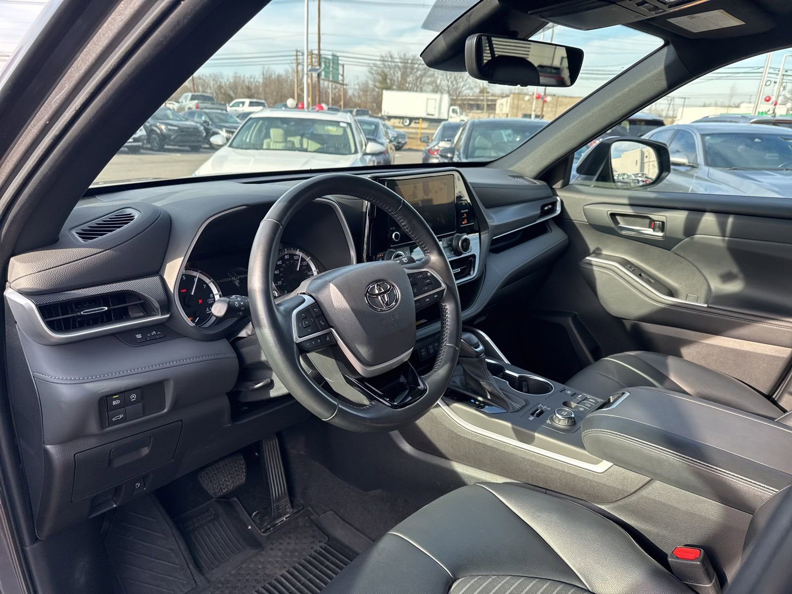 Thumbnail: 2023 Toyota Highlander - 18