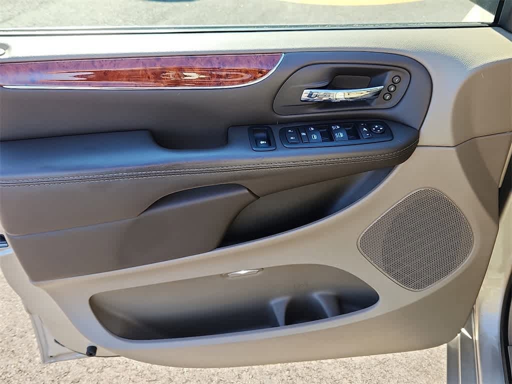 Thumbnail: 2015 Chrysler Town & Country - 18