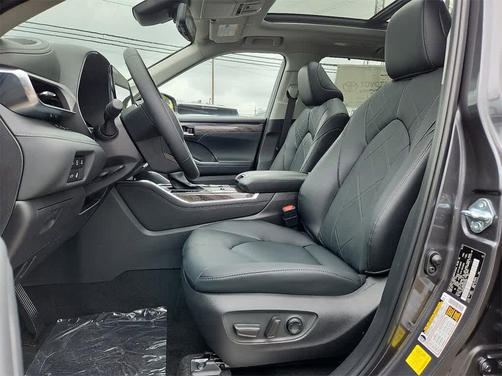 2025 Toyota Highlander Platinum 13