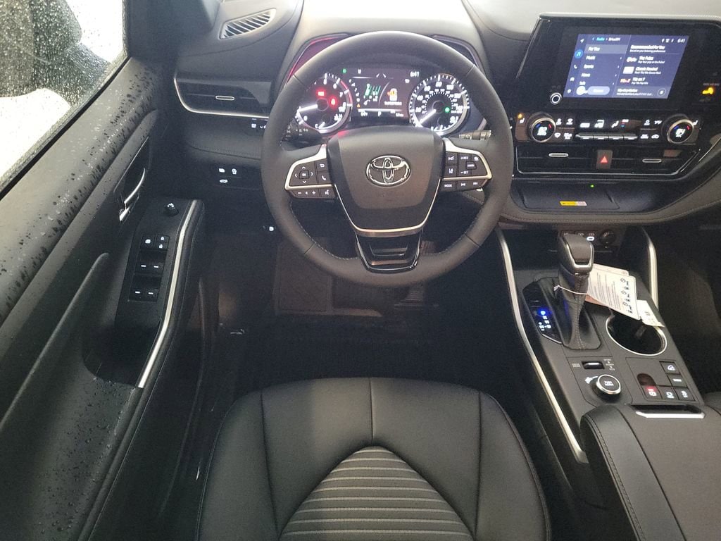 Thumbnail: 2023 Toyota Highlander - 14