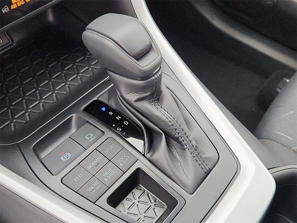 2025 Toyota RAV4 XLE 14
