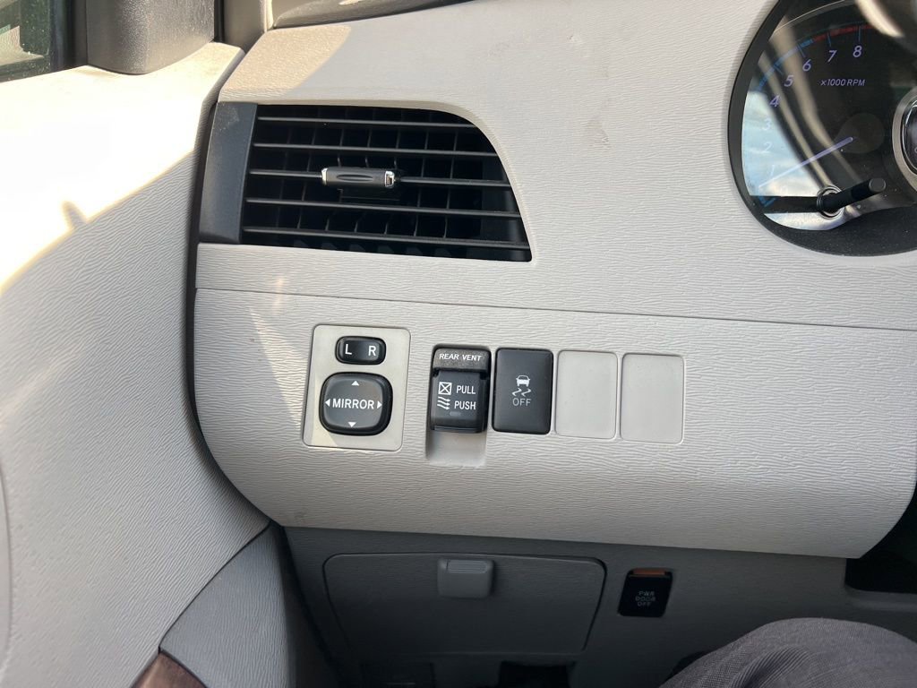 Thumbnail: 2012 Toyota Sienna - 20