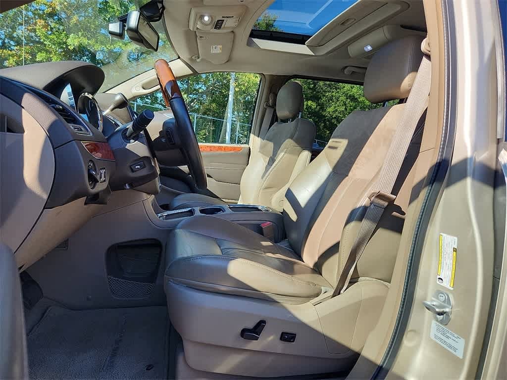 Thumbnail: 2015 Chrysler Town & Country - 19