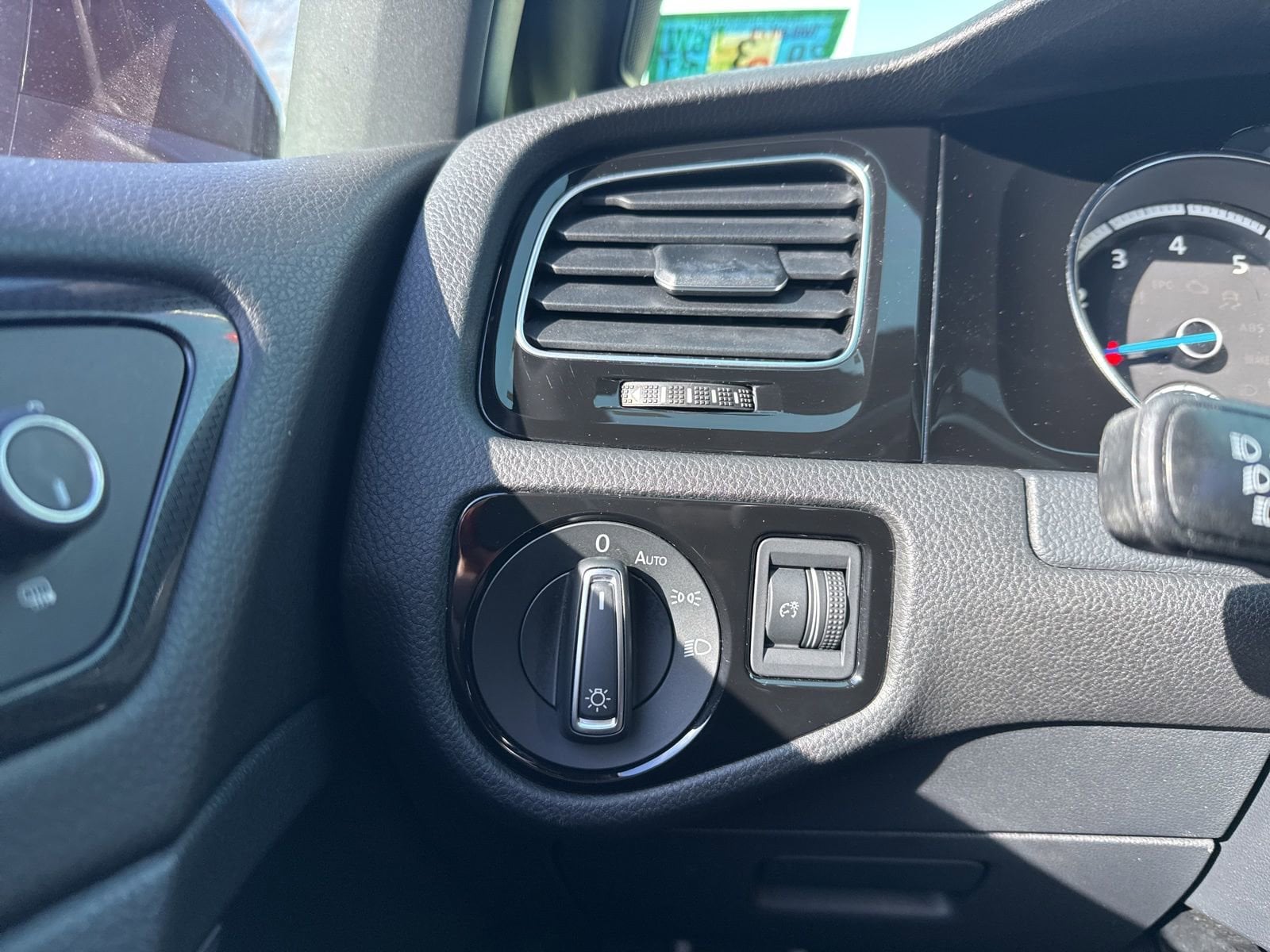 Thumbnail: 2016 Volkswagen Golf - 30