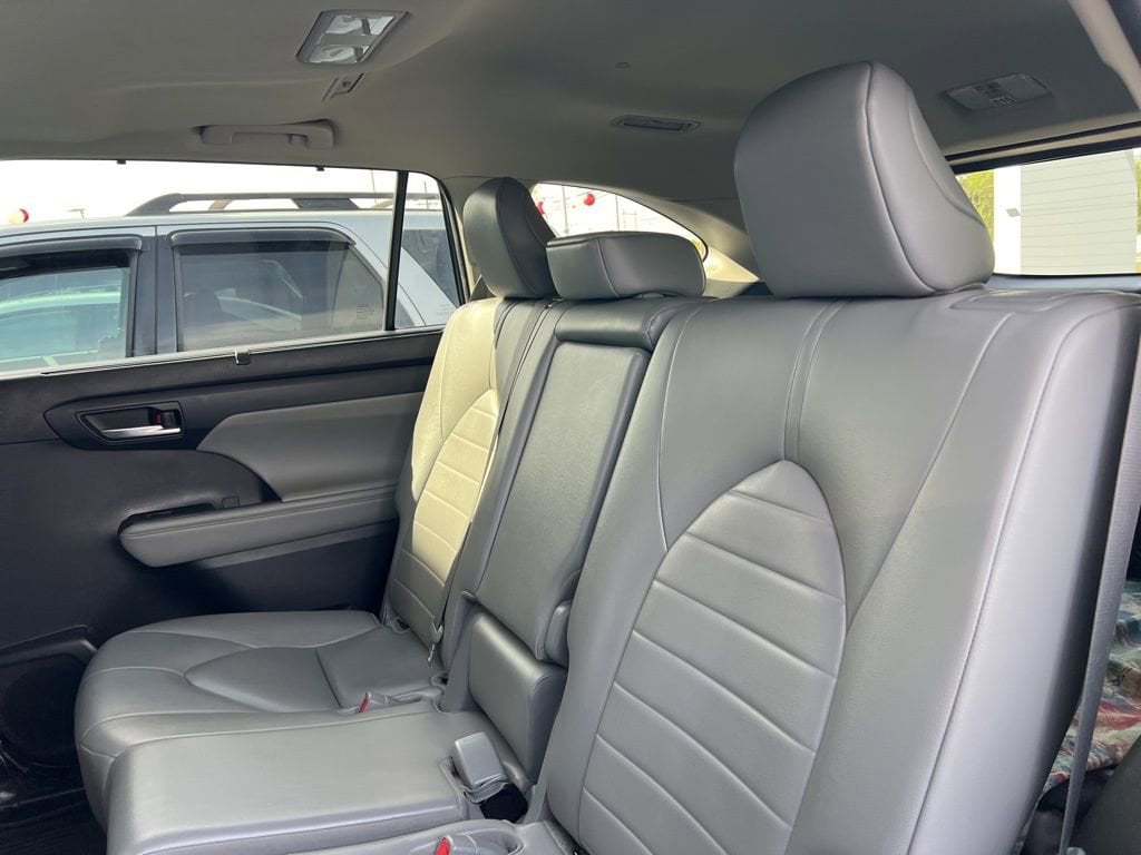 Thumbnail: 2023 Toyota Highlander - 16