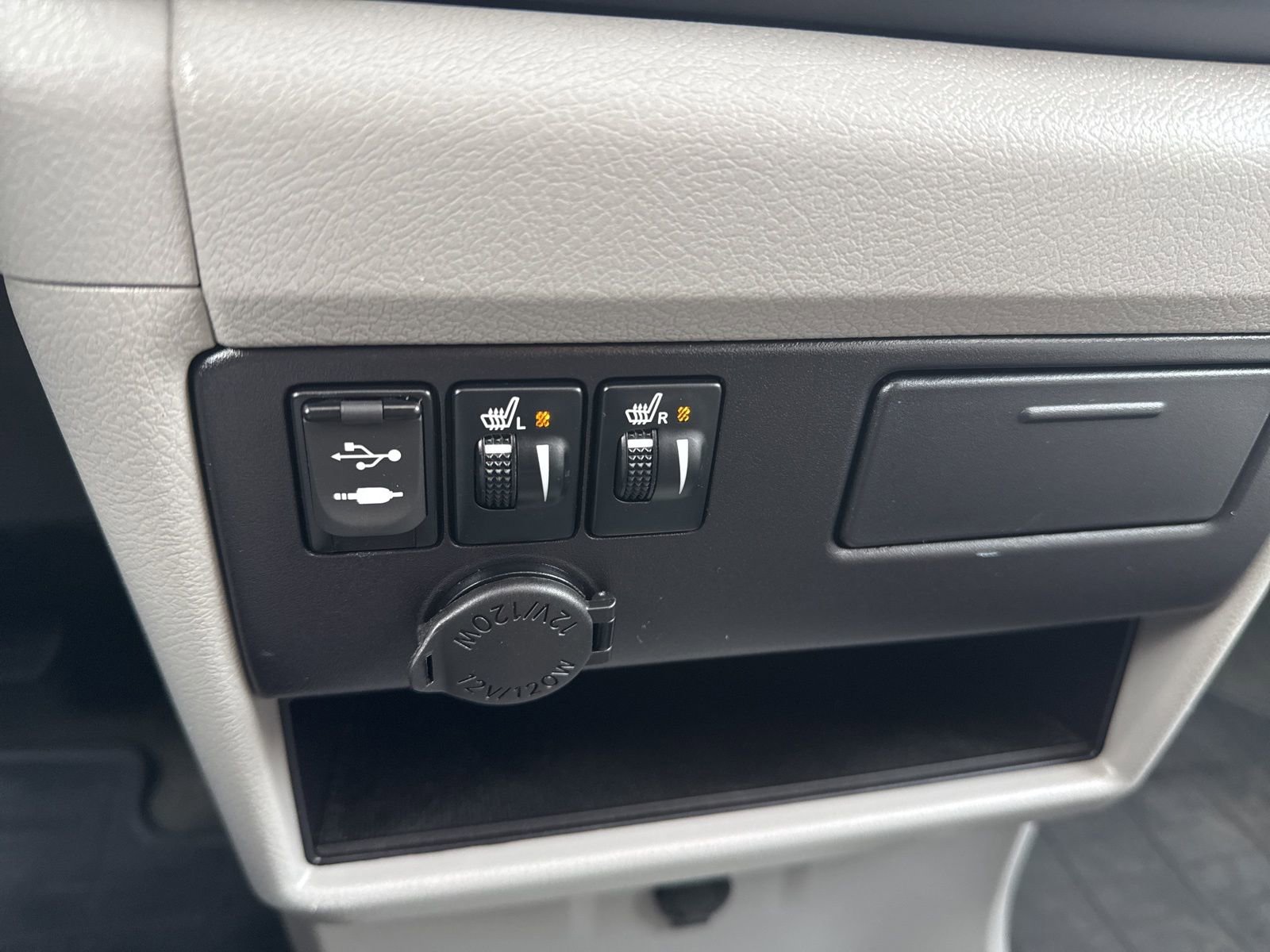 Thumbnail: 2016 Toyota Sienna - 32