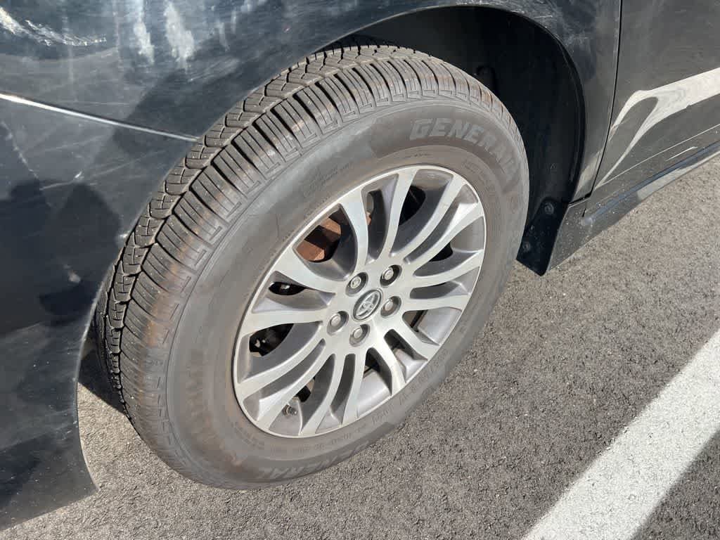 Thumbnail: 2020 Toyota Sienna - 18
