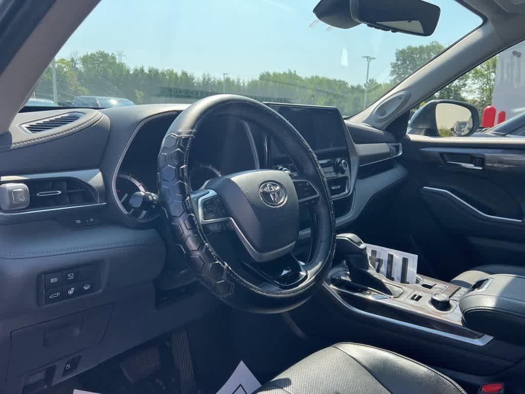 Thumbnail: 2022 Toyota Highlander - 14